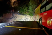 Sạt lở đèo Mimosa chia cắt giao thông, nhiều hộ dân bị đe dọa