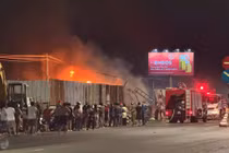 Lực lượng chữa cháy khống chế đám cháy bãi phế liệu ở Lâm Đồng