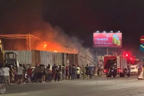 Lực lượng chữa cháy khống chế đám cháy bãi phế liệu ở Lâm Đồng