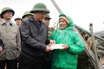 Phó Thủ tướng Hồ Quốc Dũng kiểm tra, động viên người dân vùng lũ Lâm Đồng