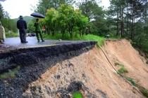 Cận cảnh đèo Mimosa tiếp tục biến dạng mạnh sau đứt gãy lớn