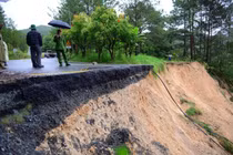 Cận cảnh đèo Mimosa tiếp tục biến dạng mạnh sau đứt gãy lớn