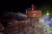 Cứu hộ thành công 11 người và 6 xe mắc kẹt trên đèo Khánh Lê