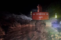 Cứu hộ thành công 11 người và 6 xe mắc kẹt trên đèo Khánh Lê