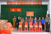 Công an Lâm Đồng trao 100 phần quà cho gia đình chính sách ở phường Phú Thủy