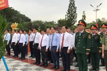 Bí thư Tỉnh ủy Lâm Đồng dâng hương tại Nghĩa trang liệt sĩ Bình Thuận