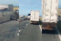 Tai nạn trên cao tốc Vĩnh Hảo – Phan Thiết, một tài xế mắc kẹt trong cabin