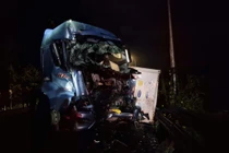 Xe container mất thắng lao vào xe tải, đèo Bảo Lộc tê liệt 