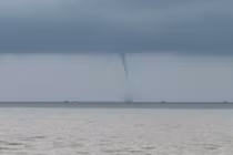 Vòi rồng kéo dài ngoài khơi Phước Hội thu hút sự chú ý