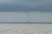 Vòi rồng kéo dài ngoài khơi Phước Hội thu hút sự chú ý