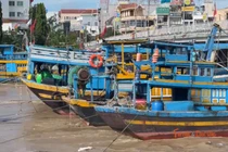 Mưa lớn gây sự cố tàu cá đứt neo trên sông Cà Ty