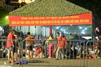 Người dân Hà Nội bất chấp mưa đêm xếp chỗ chờ diễu binh 2/9