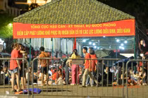 Người dân Hà Nội bất chấp mưa đêm xếp chỗ chờ diễu binh 2/9