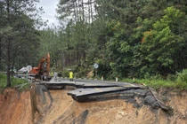 Lâm Đồng khẩn cấp ứng phó sạt lở đèo Mimosa, cấm đường, di dời dân