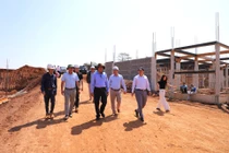 Phó Chủ tịch UBND tỉnh Lâm Đồng trực tiếp kiểm tra thực địa để đánh giá tình hình thi công hai dự án Trường Phổ thông nội trú liên cấp (Tiểu học và THCS) tại khu vực biên giới thuộc hai xã Thuận An và Quảng Trực. 