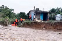 Lũ cuốn trôi đường bê tông, 13 hộ dân ở Lâm Đồng bị cô lập