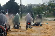 Mưa lớn kéo dài, nhiều tuyến phố ở Đà Lạt bị ngập cục bộ