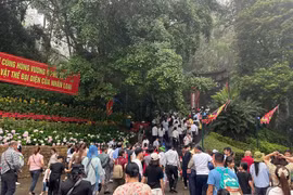 Lượng người đông đúc tại nhiều thời điểm khu vực từ sân Công Quán bắt đầu hành trình lên núi Đền Hùng.