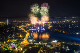 Pháo hoa tầm cao rực sáng bầu trời Đất Tổ