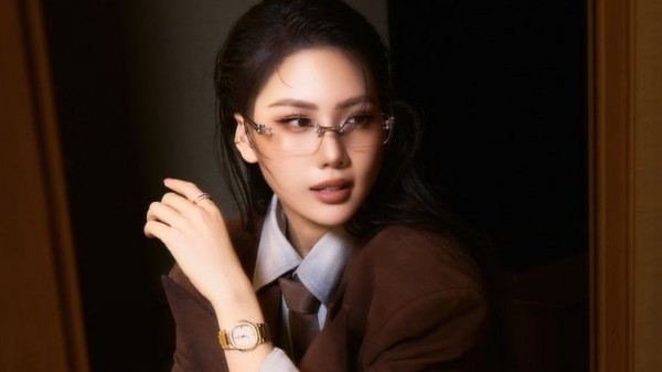 Diện suit phong cách menswear chất như hoa hậu Bùi Quỳnh Hoa