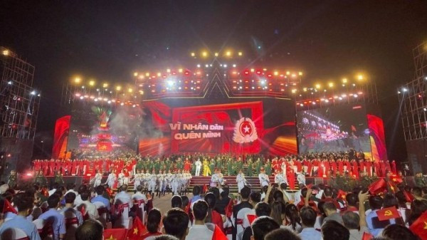 Ba miền hòa chung nhịp đập trong đêm chính luận nghệ thuật 'Dưới Cờ Vinh Quang'