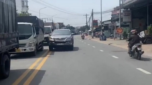 Tài xế đi ngược chiều còn dọa đánh người khi bị quay video