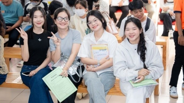 Đội ngũ hỗ trợ HUTECH 'ghi điểm' ngày đầu nhập học