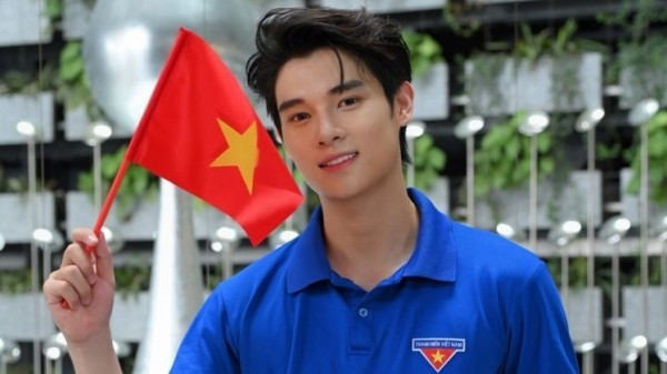 Danh tính mỹ nam gây sốt với bộ ảnh diện áo đoàn hướng về đại lễ 2/9