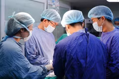Đau thượng vị, ợ hơi một tuần, người đàn ông 76 tuổi phát hiện ung thư dạ dày