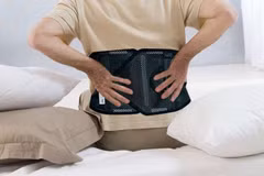 Lạm dụng đai lưng làm hại cột sống