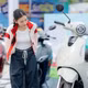 Người dùng Việt ngày càng chuộng xe máy điện: “Không chỉ tiết kiệm mà còn tiện hơn xe xăng”
