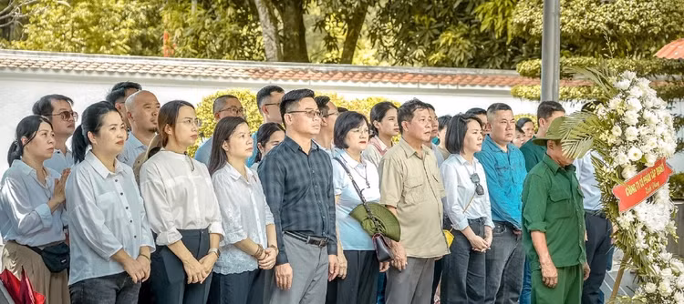 Đoàn cán bộ nhân viên Tập đoàn ROX thắp hương tưởng niệm tại khu di tích Ngã ba Đồng Lộc