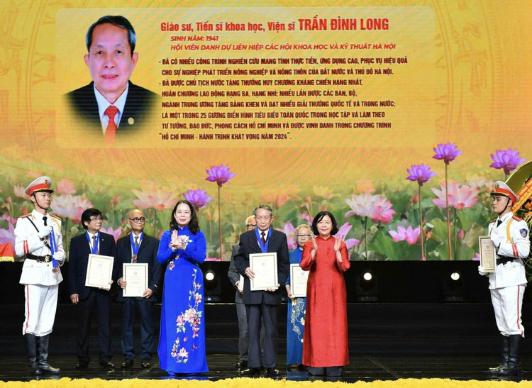 Prof. Dr. Tran Dinh Long wurde 2025 als herausragender Bürger der Hauptstadt geehrt. Foto: NVCC. gs-long.jpg