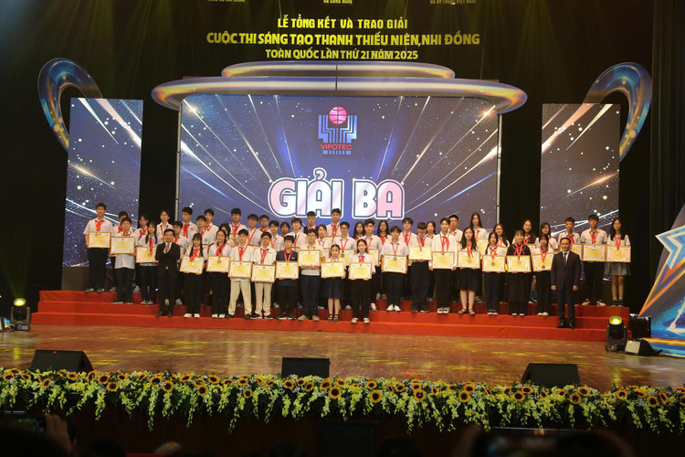 Organisationskommittén delade ut tredje priset i den nationella kreativitetstävlingen för ungdomar och barn 2025. giai-ba-2194.jpg