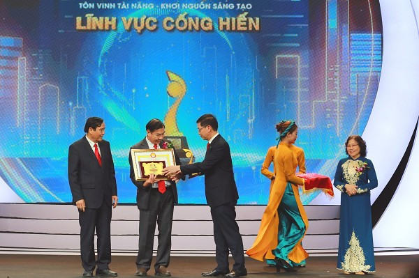 Arbetshjälten Nguyen Quang Mau fick utmärkelsen Dedication Award - Vietnam Talent Award 2025. Foto: CDKH. nguyen-quang-mau.png