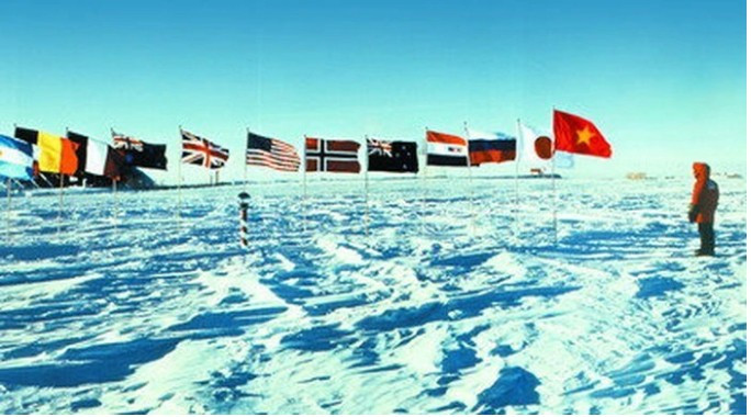 Вьетнамский флаг развевается в Антарктиде. nguyen-trong-hien.png