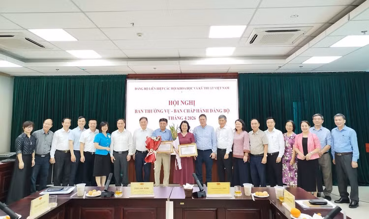 Các đại biểu tham dự Hội nghị chụp ảnh lưu niệm