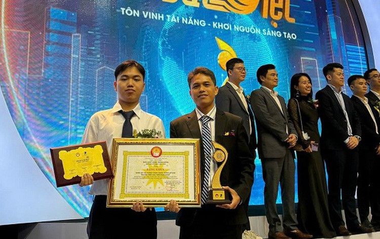 Πατέρας και γιος κατακτούν το Vietnam Talent με τεχνολογία προειδοποίησης κατολισθήσεων. Φωτογραφία: Οργανωτική Επιτροπή. nhan-tai-dat-viet.png