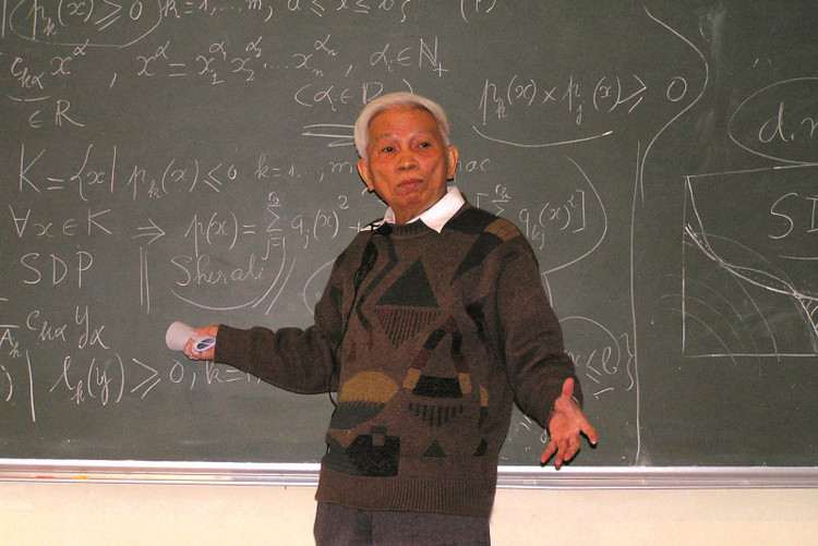 GS Hoàng Tuỵ trong một buổi giảng bài. Ảnh: Viện Toán học.