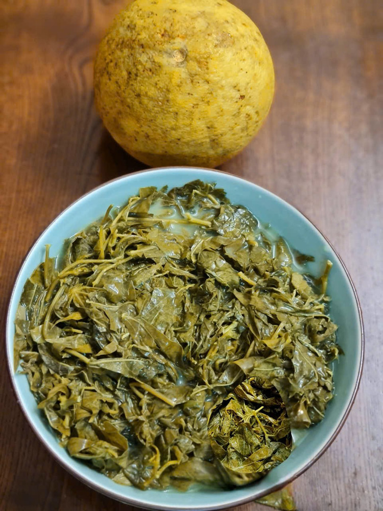 Eingelegte Maniokblätter und Doan Hung-Grapefruit, zwei Spezialitäten, die mit den Erinnerungen vieler Menschen in Phu Tho verbunden sind. Foto: Mai Loan. rau-san.jpg