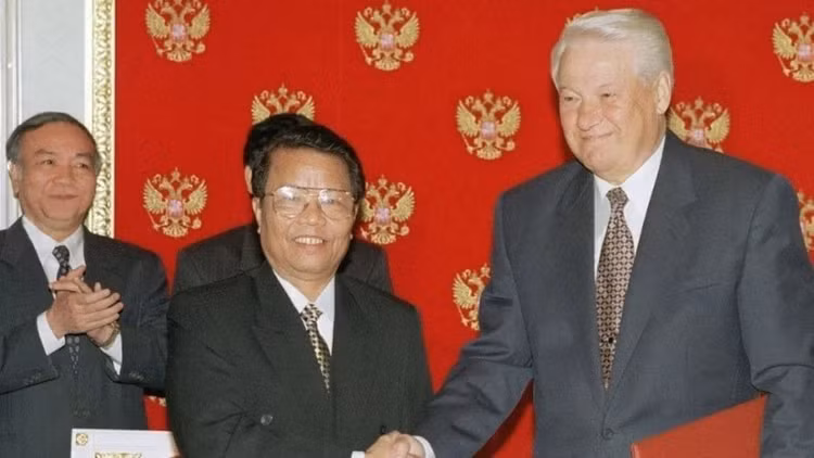 Chuyến thăm của Chủ tịch nước Trần Đức Lương tới Liên bang Nga tháng 8/1998 đã tạo bước đột phá mới trong quan hệ hợp tác nhiều mặt giữa hai nước. Lần đầu tiên, Tổng thống Nga Boris Yeltsin khẳng định Nga coi Việt Nam là đối tác chiến lược ở Đông Nam Á. Ảnh: Tư liệu TTXVN.