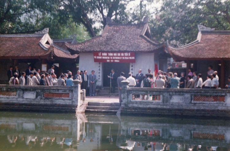 1994年、文廟博士碑館の落成式。写真:TTX。 nha-bia-tien-si.jpg