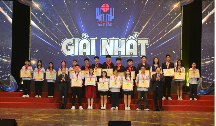 Organisationskommittén delade ut första priset i den nationella kreativitetstävlingen för ungdomar och barn 2025. giai-nhat.jpg