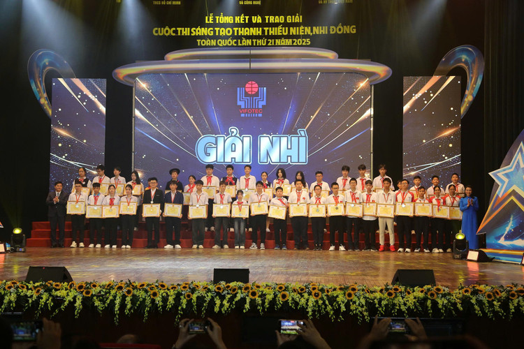 Organisationskommittén delade ut andra priset i den nationella kreativitetstävlingen för ungdomar och barn 2025. giai-nhi.jpg