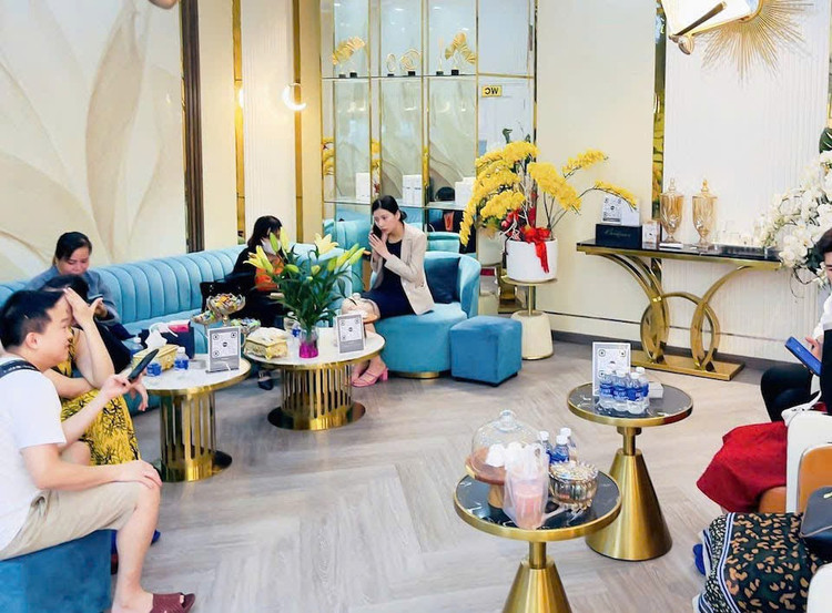 Công ty TNHH Thẩm mỹ NewKumho (402 An Dương Vương, phường 4, quận 5, TP HCM) bị xử phạt và đình chỉ hoạt động 2 tháng - Ảnh Facebook/VienNewKumho