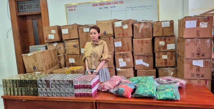 Võ Thị Ngọc Ngân( Ngân 98) cùng tang vật.