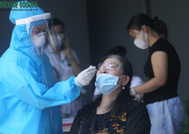 [Ảnh] Hà Nội tiếp tục lấy mẫu xét nghiệm SARS-CoV-2 trên diện rộng, quyết "truy lùng" hết F0 - Ảnh 13.