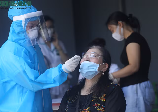 [Ảnh] Hà Nội tiếp tục lấy mẫu xét nghiệm SARS-CoV-2 trên diện rộng, quyết "truy lùng" hết F0 - Ảnh 13.
