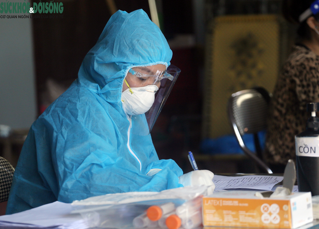 [Ảnh] Hà Nội tiếp tục lấy mẫu xét nghiệm SARS-CoV-2 trên diện rộng, quyết "truy lùng" hết F0 - Ảnh 14.