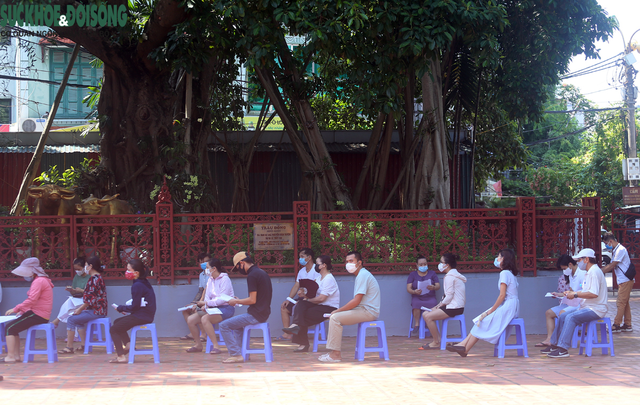 [Ảnh] Hà Nội tiếp tục lấy mẫu xét nghiệm SARS-CoV-2 trên diện rộng, quyết "truy lùng" hết F0 - Ảnh 1.